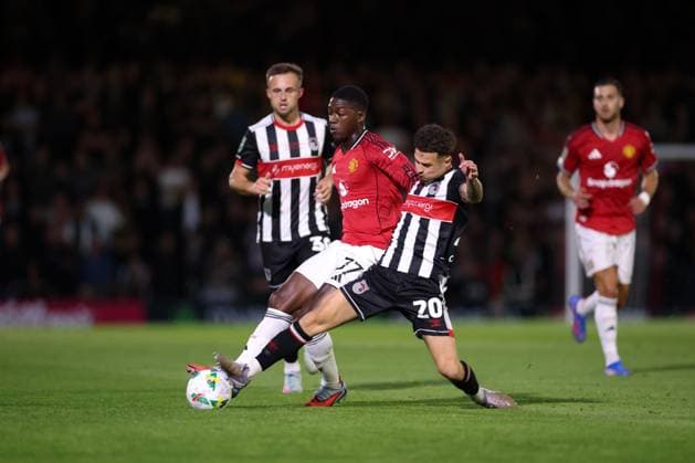 Kobbie Mainoo of Manchester United, ManU and George McEachran of Grimsby Town Grimsby Town v Manchester United, EFL Carabao Cup, Second Round, Football, Blundell Park, Grimsby, UK - 27 Aug 2025Grimsby Blundell Park United Kingdom EDITORIAL USE ONLY No use with unauthorised audio, video, data, fixture lists, club league logos or live services. Online in-match use limited to 120 images, no video emulation. No use in betting, games or single club league player publications.  Copyright: xRyanxBrowne Shutterstockx 15457581bb