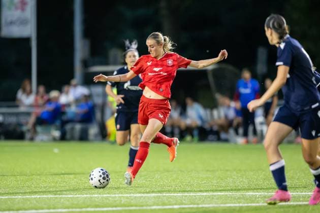 Enschede, Netherlands, August 27th 2025: Jill Roord (10 FC Twente) shoots at goal during the UEFA Womens Champions League Second Qualifying Round football game between FC Twente and Crvena Zvezda at Sportpark Schreurserve in Enschede, Netherlands. (Leiting Gao SPP) Copyright: xLeitingxGaox xSPPx spp-en-LeGaSp-LGext20250827-9101bsr