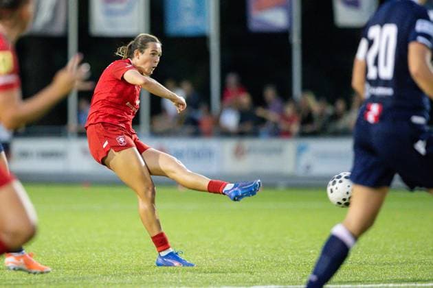 Enschede, Netherlands, August 27th 2025: Alieke Tuin (11 FC Twente) shoots at goal during the UEFA Womens Champions League Second Qualifying Round football game between FC Twente and Crvena Zvezda at Sportpark Schreurserve in Enschede, Netherlands. (Leiting Gao SPP) Copyright: xLeitingxGaox xSPPx spp-en-LeGaSp-LGext20250827-9020bsr