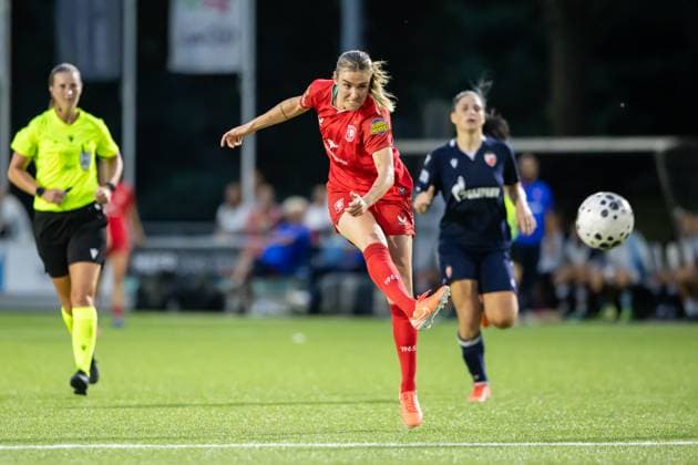 Enschede, Netherlands, August 27th 2025: Jill Roord (10 FC Twente) shoots at goal during the UEFA Womens Champions League Second Qualifying Round football game between FC Twente and Crvena Zvezda at Sportpark Schreurserve in Enschede, Netherlands. (Leiting Gao SPP) Copyright: xLeitingxGaox xSPPx spp-en-LeGaSp-LGext20250827-9105bsr