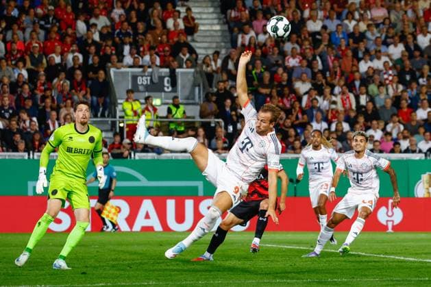 27.08.2025, xavx, Fussball DFB Pokal 1.Runde, SV Wehen Wiesbaden - Bayern München v.l. Harry Kane (FC Bayern Muenchen, 9) am Ball, plays the ball (DFL DFB REGULATIONS PROHIBIT ANY USE OF PHOTOGRAPHS as IMAGE SEQUENCES and or QUASI-VIDEO) Wiesbaden *** 27 08 2025, xavx, Fußball DFB Pokal 1 Runde, SV Wehen Wiesbaden Bayern München v l Harry Kane FC Bayern Muenchen, 9 am Ball, plays the ball DFL DFB REGULATIONS PROHIBIT ANY USE OF PHOTOGRAPHS as IMAGE SEQUENCES and or QUASI VIDEO Wiesbaden