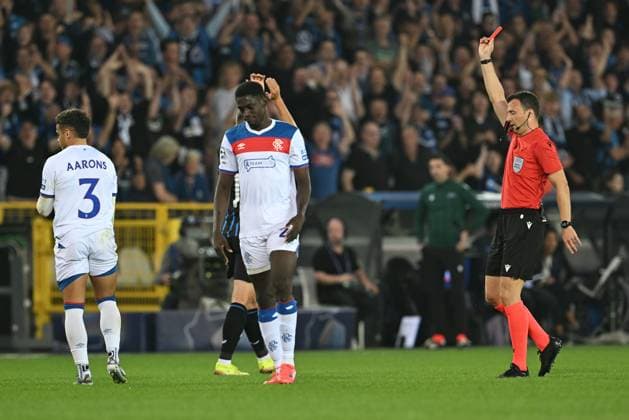 250827 Club Brugge vs Glasgow Rangers Max Aarons (3) of Rangers receives a red card from referee Felix Zwayer during the Uefa Champions League play offs second leg game in season 2025 - 2026 between Club Brugge KV and Glasgow Rangers on August 27 , 2025 in Brugge, Belgium. (Photo by David Catry Isosport) Brugge Belgium  Copyright: xDavidxCatryx 20250827DSC_9124