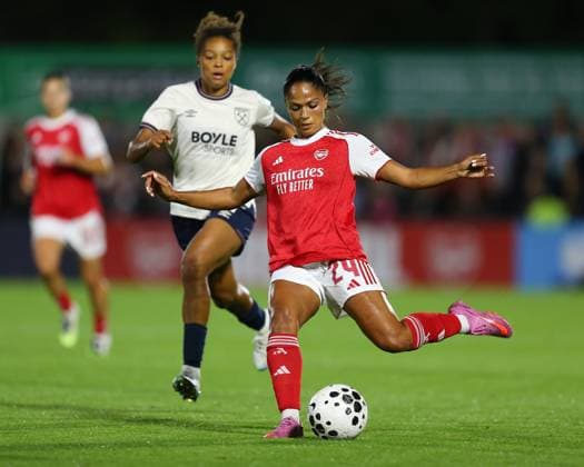 Borehamwood, England, August 27 2025: Taylor Hinds (24 Arsenal) crosses the ball during the Friendly game between Arsenal and West Ham United at Mangata Developments Stadium, Meadow Park in Borehamwood, England. (Photo by Jay Patel Sports Press Photo SPP) Copyright: xx Sportspressphoto_SPR17129