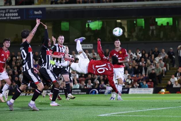 Amad Diallo of Manchester United, ManU shoots at goal. Grimsby Town v Manchester United, EFL Carabao Cup, Second Round, Football, Blundell Park, Grimsby, UK - 27 Aug 2025Grimsby Blundell Park United Kingdom EDITORIAL USE ONLY No use with unauthorised audio, video, data, fixture lists, club league logos or live services. Online in-match use limited to 120 images, no video emulation. No use in betting, games or single club league player publications.  Copyright: xRyanxBrowne Shutterstockx 15457581bm