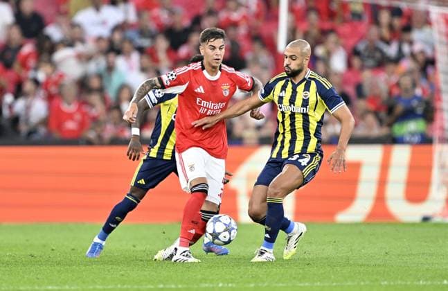 Benfica v Fenerbahce - UEFA Champions League LISBON, PORTUGAL - AUGUST 27: Sofyan Amrabat (R) of Fenerbahce in action against Samuel Dahl (C) of Benfica during the UEFA Champions League play-off second leg match against Benfica at Estadio da Luz in Lisbon, Portugal, on August 27, 2025. Burak Akbulut Anadolu Lisbon Portugal. Editorial use only. Please get in touch for any other usage.  Copyright: x2025xAnadoluxBurakxAkbulutx