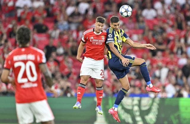 Benfica v Fenerbahce - UEFA Champions League LISBON, PORTUGAL - AUGUST 27: Mert Muldur (R) of Fenerbahce in action against Samuel Dahl (C) of Benfica during the UEFA Champions League play-off second leg match against Benfica at Estadio da Luz in Lisbon, Portugal, on August 27, 2025. Burak Akbulut Anadolu Lisbon Portugal. Editorial use only. Please get in touch for any other usage.  Copyright: x2025xAnadoluxBurakxAkbulutx