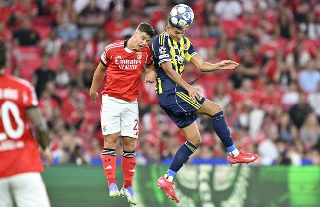 Benfica v Fenerbahce - UEFA Champions League LISBON, PORTUGAL - AUGUST 27: Mert Muldur (R) of Fenerbahce in action against Samuel Dahl (C) of Benfica during the UEFA Champions League play-off second leg match against Benfica at Estadio da Luz in Lisbon, Portugal, on August 27, 2025. Burak Akbulut Anadolu Lisbon Portugal. Editorial use only. Please get in touch for any other usage.  Copyright: x2025xAnadoluxBurakxAkbulutx