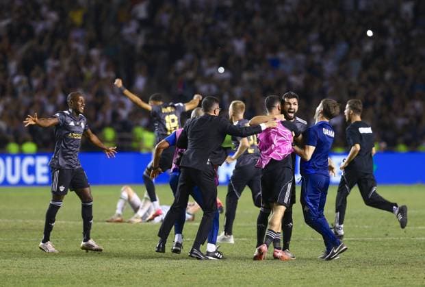 Qarabag celebrate Champions League qualification after victory over Ferencvaros in Baku BAKU, AZERBAIJAN - AUGUST 27: Qarabag players celebrate after defeating Hungary’s Ferencvaros to qualify for the UEFA Champions League during the play-off round match between Qarabag and Ferencvaros in Baku, Azerbaijan on August 27, 2025. Resul Rehimov Anadolu Baku Azerbaijan. Editorial use only. Please get in touch for any other usage.  Copyright: x2025xAnadoluxResulxRehimovx