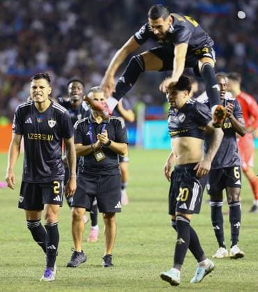 Qarabag celebrate Champions League qualification after victory over Ferencvaros in Baku BAKU, AZERBAIJAN - AUGUST 27: Qarabag players celebrate after defeating Hungary’s Ferencvaros to qualify for the UEFA Champions League during the play-off round match between Qarabag and Ferencvaros in Baku, Azerbaijan on August 27, 2025. Resul Rehimov Anadolu Baku Azerbaijan. Editorial use only. Please get in touch for any other usage.  Copyright: x2025xAnadoluxResulxRehimovx