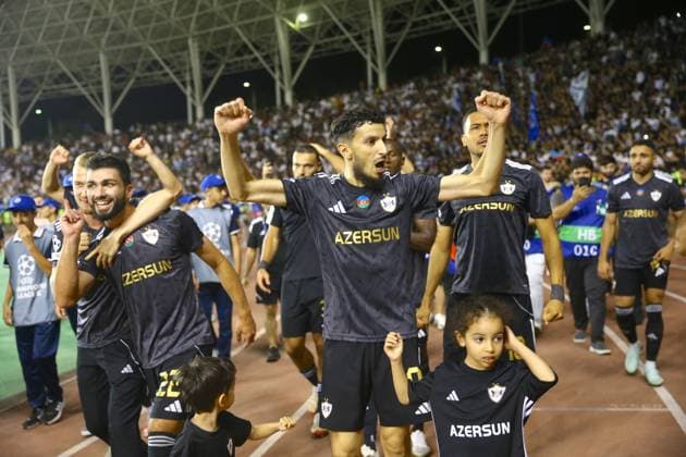 Qarabag celebrate Champions League qualification after victory over Ferencvaros in Baku BAKU, AZERBAIJAN - AUGUST 27: Qarabag players celebrate with their fans after defeating Hungary’s Ferencvaros to qualify for the UEFA Champions League during the play-off round match between Qarabag and Ferencvaros in Baku, Azerbaijan on August 27, 2025. Resul Rehimov Anadolu Baku Azerbaijan. Editorial use only. Please get in touch for any other usage.  Copyright: x2025xAnadoluxResulxRehimovx