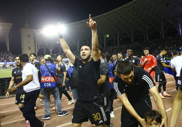 Qarabag celebrate Champions League qualification after victory over Ferencvaros in Baku BAKU, AZERBAIJAN - AUGUST 27: Qarabag players celebrate with their fans after defeating Hungary’s Ferencvaros to qualify for the UEFA Champions League during the play-off round match between Qarabag and Ferencvaros in Baku, Azerbaijan on August 27, 2025. Resul Rehimov Anadolu Baku Azerbaijan. Editorial use only. Please get in touch for any other usage.  Copyright: x2025xAnadoluxResulxRehimovx