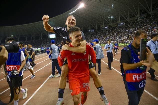 Qarabag celebrate Champions League qualification after victory over Ferencvaros in Baku BAKU, AZERBAIJAN - AUGUST 27: Qarabag players celebrate with their fans after defeating Hungary’s Ferencvaros to qualify for the UEFA Champions League during the play-off round match between Qarabag and Ferencvaros in Baku, Azerbaijan on August 27, 2025. Resul Rehimov Anadolu Baku Azerbaijan. Editorial use only. Please get in touch for any other usage.  Copyright: x2025xAnadoluxResulxRehimovx