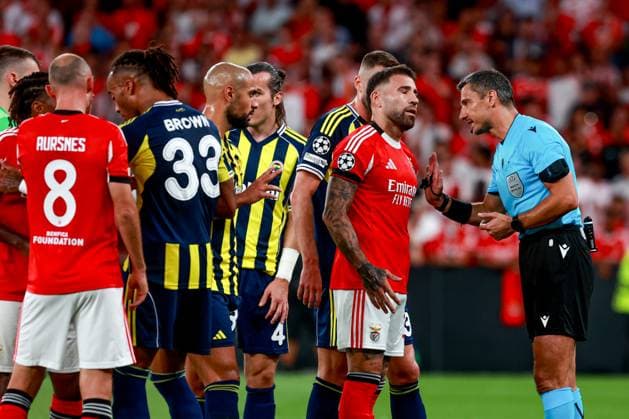 Referee Slavko Vincic with Nicolas Otamendi of SL Benfica during the UEFA Champions League play-off second leg match between SL Benfica and Fenerbahce at Estadio da Luz on August 27, 2025 in Lisbon, Portugal. UEFA Champions League play-off 2nd Leg - SL Benfica vs Fenerbahce (Valter Gouveia SPP) Copyright: xValterxGouveia SPPx spp-en-VaGo-VG_L9962