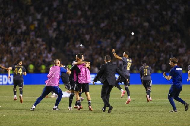 Qarabag celebrate Champions League qualification after victory over Ferencvaros in Baku BAKU, AZERBAIJAN - AUGUST 27: Qarabag players celebrate after defeating Hungary’s Ferencvaros to qualify for the UEFA Champions League during the play-off round match between Qarabag and Ferencvaros in Baku, Azerbaijan on August 27, 2025. Resul Rehimov Anadolu Baku Azerbaijan. Editorial use only. Please get in touch for any other usage.  Copyright: x2025xAnadoluxResulxRehimovx