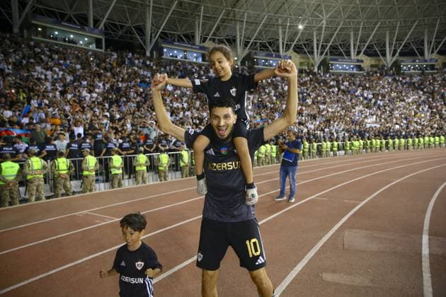Qarabag celebrate Champions League qualification after victory over Ferencvaros in Baku BAKU, AZERBAIJAN - AUGUST 27: Qarabag players celebrate with their fans after defeating Hungary’s Ferencvaros to qualify for the UEFA Champions League during the play-off round match between Qarabag and Ferencvaros in Baku, Azerbaijan on August 27, 2025. Resul Rehimov Anadolu Baku Azerbaijan. Editorial use only. Please get in touch for any other usage.  Copyright: x2025xAnadoluxResulxRehimovx