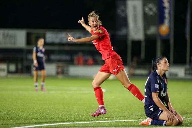 Enschede, Netherlands, August 27th 2025: Eva Oude Elberink (14 FC Twente) celebrates after scoring her teams sixth goal during the UEFA Womens Champions League Second Qualifying Round football game between FC Twente and Crvena Zvezda at Sportpark Schreurserve in Enschede, Netherlands. (Leiting Gao SPP) Copyright: xLeitingxGaox xSPPx spp-en-LeGaSp-LGext20250827-9221bsr