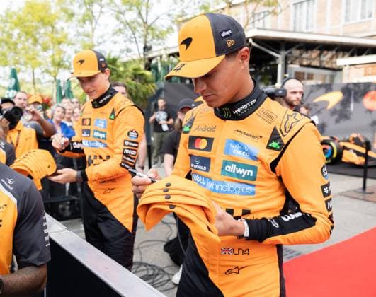 Amsterdam, The Netherlands, 2025-08-27 17:23:33 August 27, 2025, Westergas, Amsterdam, NL. Mastercard McLaren Formula 1 fan event. Pictured: Lando Norris and Oscar Piastri. Photo: NL Beeld David Heukers Credit: NL Beeld Heukers Media  Copyright: xx x