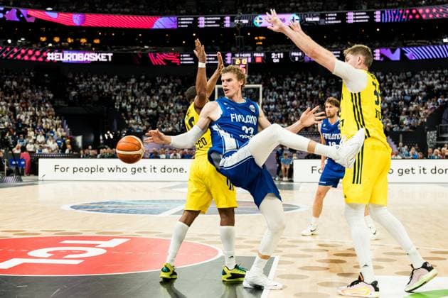 FIBA EuroBasket 2025 Sweden Finland 27 08 2025 Melwin Pantzar Sweden, 19 , Lauri Markkanen Finland, 23 on the ball, Simon Birgander Sweden, 35 FIBA EuroBasket 2025 Sweden Finland, Tampere, Nokia Arena on 27 08 2025 Copyright: xBEAUTIFULxSPORTS Wunderlx