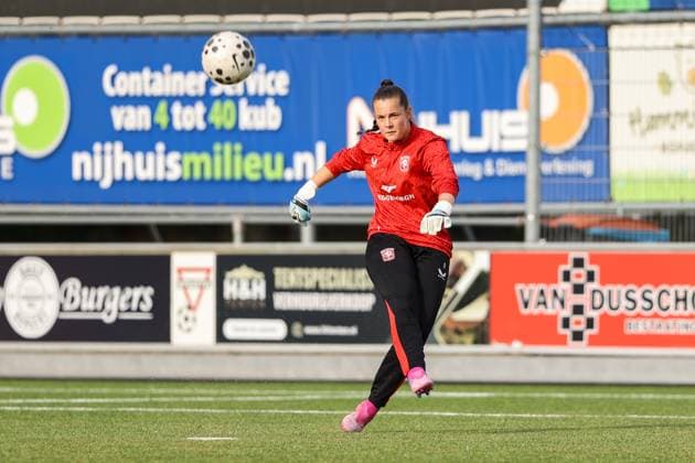 Enschede, Netherlands, August 27th 2025: Goalkeeper Diede Lemey (1 FC Twente) warms up during the UEFA Womens Champions League Second Qualifying Round football game between FC Twente and Crvena Zvezda at Sportpark Schreurserve in Enschede, Netherlands. (Leiting Gao SPP) Copyright: xLeitingxGaox xSPPx spp-en-LeGaSp-LGext20250827-6589bsr