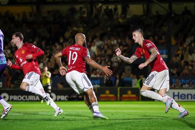 Grimsby Town FC v Manchester United, ManU FC, Carabao Cup 2nd Round Manchester United forward Bryan Mbeumo (19) scores a GOAL 2-1 and celebrates Manchester United Benjamin Sesko (30) during the Grimsby Town FC v Manchester United FC Carabao Cup 2nd Round match at Blundell Park, Cleethorpes, England, United Kingdom on 27 August 2025 Credit: Phil Duncan Every Second Media Editorial use only. All images are copyright Every Second Media Limited. No images may be reproduced without prior permission. All rights reserved. Premier League and Football League images are subject to licensing agreements with Football DataCo Limited. see https: www.football-dataco.com Copyright: xIMAGO EveryxSecondxMediax ESM-1566-0031 PhilxDuncanx xEveryxSecondxMediax