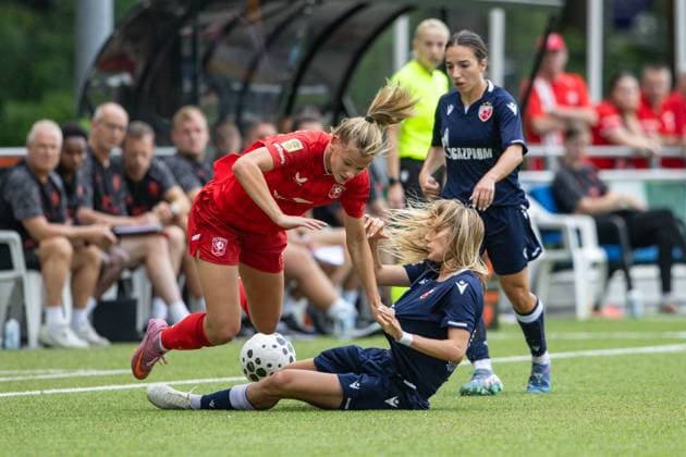 Enschede, Netherlands, August 27th 2025: Eva Oude Elberink (14 FC Twente) battles for possession with Sofija Sremcevic (10 Crvena Zvezda) during the UEFA Womens Champions League Second Qualifying Round football game between FC Twente and Crvena Zvezda at Sportpark Schreurserve in Enschede, Netherlands. (Leiting Gao SPP) Copyright: xLeitingxGaox xSPPx spp-en-LeGaSp-LGext20250827-8174bsr