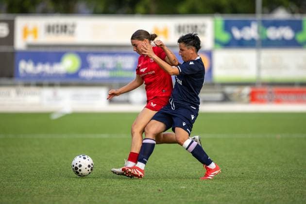 Enschede, Netherlands, August 27th 2025: Lynn Carla Groenewegen (6 FC Twente) battles for possession with Mirela Tenkov (9 Crvena Zvezda) during the UEFA Womens Champions League Second Qualifying Round football game between FC Twente and Crvena Zvezda at Sportpark Schreurserve in Enschede, Netherlands. (Leiting Gao SPP) Copyright: xLeitingxGaox xSPPx spp-en-LeGaSp-LGext20250827-8371bsr