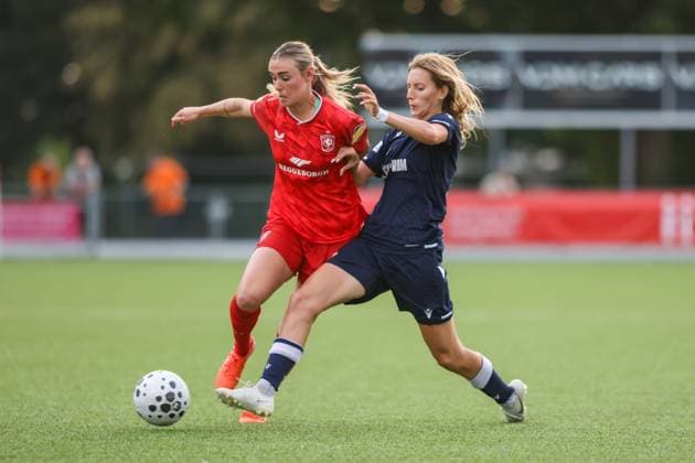 Enschede, Netherlands, August 27th 2025: Sofija Sremcevic (10 Crvena Zvezda) battles for possession with Jill Roord (10 FC Twente) during the UEFA Womens Champions League Second Qualifying Round football game between FC Twente and Crvena Zvezda at Sportpark Schreurserve in Enschede, Netherlands. (Leiting Gao SPP) Copyright: xLeitingxGaox xSPPx spp-en-LeGaSp-LGext20250827-8636bsr