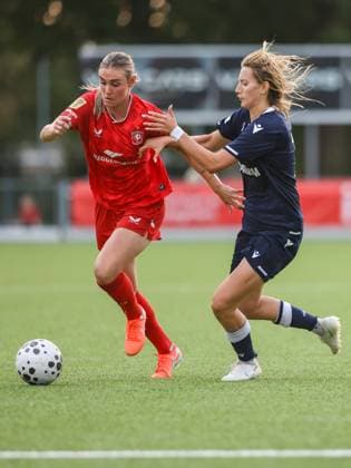 Enschede, Netherlands, August 27th 2025: Sofija Sremcevic (10 Crvena Zvezda) battles for possession with Jill Roord (10 FC Twente) during the UEFA Womens Champions League Second Qualifying Round football game between FC Twente and Crvena Zvezda at Sportpark Schreurserve in Enschede, Netherlands. (Leiting Gao SPP) Copyright: xLeitingxGaox xSPPx spp-en-LeGaSp-LGext20250827-8633bsr
