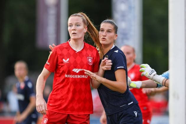 Enschede, Netherlands, August 27th 2025: Nikee Van Dijk (20 FC Twente) battles for possession with Dejana Stefanovic (22 Crvena Zvezda) during the UEFA Womens Champions League Second Qualifying Round football game between FC Twente and Crvena Zvezda at Sportpark Schreurserve in Enschede, Netherlands. (Leiting Gao SPP) Copyright: xLeitingxGaox xSPPx spp-en-LeGaSp-LGext20250827-8688bsr