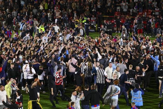 Jaze Kabia of Grimsby Town celebrates with the fas at the end of the match Grimsby Town v Manchester United, ManU EFL Carabao Cup, Second Round, Football, Blundell Park, Grimsby, UK - 27 Aug 2025Grimsby Blundell Park United Kingdom EDITORIAL USE ONLY No use with unauthorised audio, video, data, fixture lists, club league logos or live services. Online in-match use limited to 120 images, no video emulation. No use in betting, games or single club league player publications.  Copyright: xPaulxCurrie Shutterstockx 15457582cs