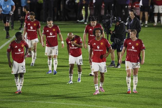 Joshua Zirkzee of Manchester United, ManU and team mates look dejected at full time Grimsby Town v Manchester United, EFL Carabao Cup, Second Round, Football, Blundell Park, Grimsby, UK - 27 Aug 2025Grimsby Blundell Park United Kingdom EDITORIAL USE ONLY No use with unauthorised audio, video, data, fixture lists, club league logos or live services. Online in-match use limited to 120 images, no video emulation. No use in betting, games or single club league player publications.  Copyright: xPaulxCurrie Shutterstockx 15457582da