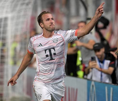Torjubel nach dem 3:2 Siegtreffer von Harry Kane fotografiert beim Fußball DFB Pokal Spiel Wehen Wiesbaden. gegen den FC Bayern München am 27.8.2025 in Wiesbaden. (DFL DFB REGULATIONS PROHIBIT ANY USE OF PHOTOGRAPHS as IMAGE SEQUENCES and or QUASI-VIDEO) *** Goal celebration after the 3 2 winning goal by Harry Kane photographed at the soccer DFB Cup match Wehen Wiesbaden against FC Bayern Munich on 27 8 2025 in Wiesbaden DFL DFB REGULATIONS PROHIBIT ANY USE OF PHOTOGRAPHS as IMAGE SEQUENCES and or QUASI VIDEO