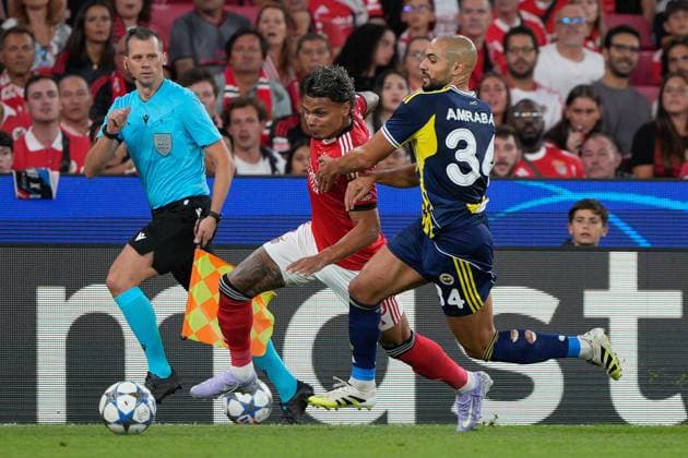 UEFA CHAMPIONS LEAGUE: BENFICA x FENERBAHCE Richard Rios of SL Benfica (L) and Sofyan Amrabat of Fenerbahce SK (R) in action during UEFA Champions League 2025 26 Play-offs 2nd leg between SL Benfica and Fenerbahce SK at Estadio da Luz in Lisbon, Portugal. 27 08 2025 Lisbon Estadio da Luz Lisbon Portugal Copyright: xBrunoxdexCarvalhox