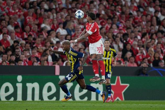 UEFA CHAMPIONS LEAGUE: BENFICA x FENERBAHCE Talisca (Anderson Souza Conceicao) of Fenerbahce SK (L) and Nicolas Otamendi of SL Benfica (R) in action during UEFA Champions League 2025 26 Play-offs 2nd leg between SL Benfica and Fenerbahce SK at Estadio da Luz in Lisbon, Portugal. 27 08 2025 Lisbon Estadio da Luz Lisbon Portugal Copyright: xBrunoxdexCarvalhox