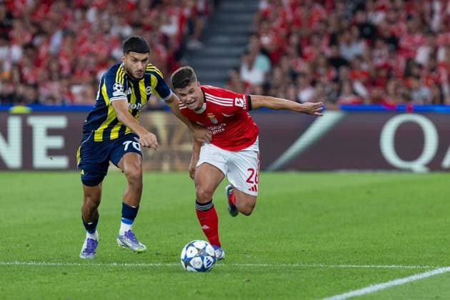 August 27, 2025, Lisbon, Lisbon, Portugal: Fenerbahce forward from Turkey OGUZ AYDIN (70) and Benfica defender from Sweden SAMUEL DAHL (26) in action during the game for the 2nd Leg of Playoff qualifier of the UEFA Champions League between Benfica and Fenerbahce at Estadio da Luz Lisbon Portugal - ZUMAs359 20250827_zsp_s359_149 Copyright: xAlexandrexdexSousax