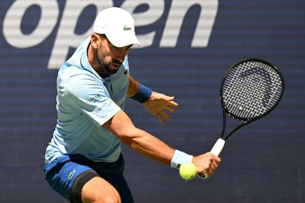 (250828) -- NEW YORK, Aug. 28, 2025 -- Novak Djokovic of Serbia returns a shot during the men s singles second round match against Zachary Svajda of the United States at the 2025 US Open tennis championships in New York, the United States, on Aug. 27, 2025. ) (SP)U.S.-NEW YORK-TENNIS-US OPEN-MEN S SINGLES LixRui 