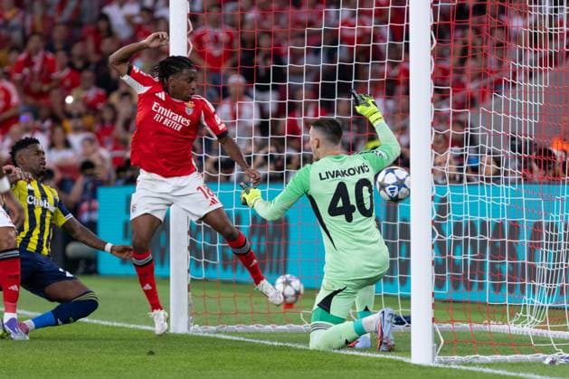 August 27, 2025, Lisbon, Lisbon, Portugal: Fenerbahce defender from Portugal NELSON SEMEDO (27), Benfica midfielder from Luxembourg LEANDRO BARREIRO (18) and Fenerbahce goalkeeper from Croatia DOMINIK LIVAKOVIC (40) in action during the game for the 2nd Leg of Playoff qualifier of the UEFA Champions League between Benfica and Fenerbahce at Estadio da Luz Lisbon Portugal - ZUMAs359 20250827_zsp_s359_086 Copyright: xAlexandrexdexSousax