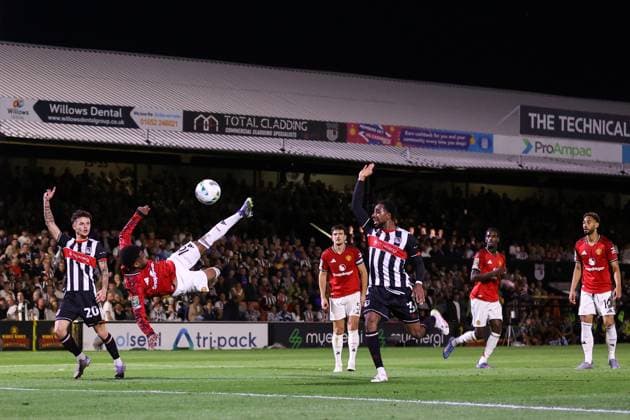 Grimsby Town gegen Manchester United 27. August 2025, Grimsby Carabao Cup Zweite Runde Grimsby Town gegen Manchester United Amad Diallo von Manchester United versucht einen Fallrückzieher Foto Jacques Feeney Abseits Grimsby UK  Copyright: xJacquesxFeeneyx xOffsidexOffside