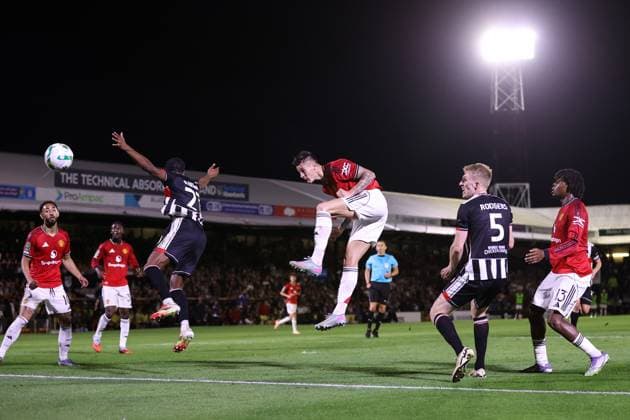 Grimsby Town gegen Manchester United 27. August 2025, Grimsby Carabao Cup Zweite Runde Grimsby Town gegen Manchester United Benjamin Sesko von Manchester United köpft den Ball Foto Jacques Feeney Abseits Grimsby UK  Copyright: xJacquesxFeeneyx xOffsidexOffside