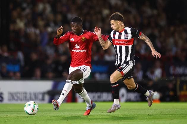 Grimsby Town gegen Manchester United 27. August 2025, Grimsby Carabao Cup Zweite Runde Grimsby Town gegen Manchester United Kobbie Mainoo von Manchester United und George McEachran von Grimsby Town Foto Jacques Feeney Abseits Grimsby UK  Copyright: xJacquesxFeeneyx xOffsidexOffside
