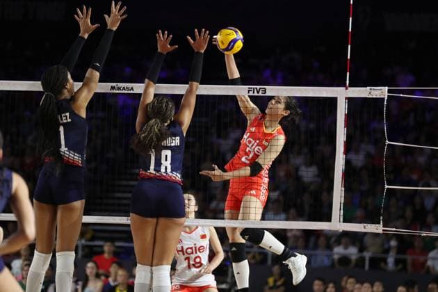 (250828) -- CHIANG MAI, Aug. 28, 2025 -- Zhuang Yushan (R) of China spikes the ball during the Preliminary Phase Pool F match between China and the Dominican Republic at the Volleyball Women s World Championship, WM, Weltmeisterschaft in Chiang Mai, Thailand, Aug. 27, 2025. ) (SP)THAILAND-CHIANG MAI-VOLLEYBALL-WOMEN S WORLD CHAMPIONSHIP-CHINA VS THE DOMINICAN REPUBLIC SunxWeitong 