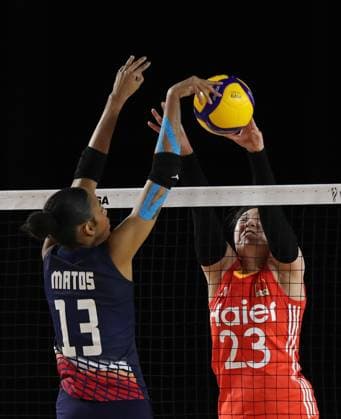 (250828) -- CHIANG MAI, Aug. 28, 2025 -- Zhang Zixuan (R) of China competes against Massiel Matos Duran of the Dominican Republic during the Preliminary Phase Pool F match between China and the Dominican Republic at the Volleyball Women s World Championship, WM, Weltmeisterschaft in Chiang Mai, Thailand, Aug. 27, 2025. ) (SP)THAILAND-CHIANG MAI-VOLLEYBALL-WOMEN S WORLD CHAMPIONSHIP-CHINA VS THE DOMINICAN REPUBLIC SunxWeitong 