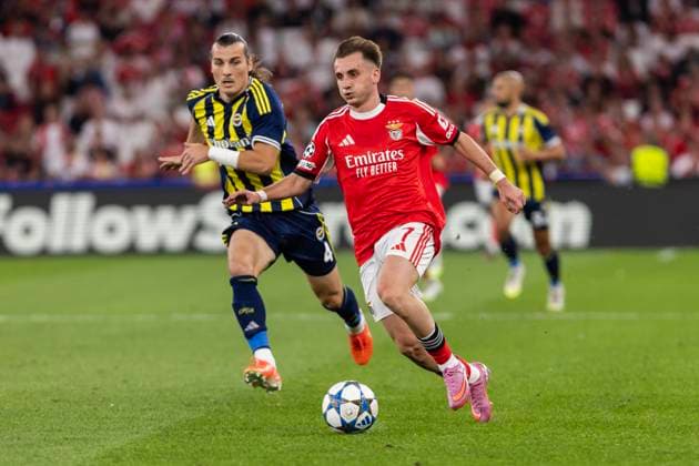 UEFA Champions League SL Benfica Vs Fenerbahce in Lisbon, Portugal - 27 Aug 2025 Kerem Akturkoglu (R) of SL Benfica and Caglar Soyuncu (L) of Fenerbahce seen in action during the UEFA Champions League playoff 2nd leg match between SL Benfica and Fenerbahce at Estadio da Luz Stadium. Final score SL Benfica 1 : 0 Fenerbahce Lisbon Portugal Copyright: xHugoxAmaralx xSOPAxImagesx slbenfica_fenerbahce_playoff_champions_league08
