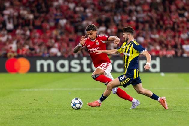 UEFA Champions League SL Benfica Vs Fenerbahce in Lisbon, Portugal - 27 Aug 2025 Richard Rios (L) of SL Benfica and Ismail Yuksek (R) of Fenerbahce seen in action during the UEFA Champions League playoff 2nd leg match between SL Benfica and Fenerbahce at Estadio da Luz Stadium. Final score SL Benfica 1 : 0 Fenerbahce Lisbon Portugal Copyright: xHugoxAmaralx xSOPAxImagesx slbenfica_fenerbahce_playoff_champions_league32