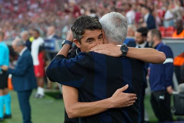SL Benfica Vs Fenerbahce SK in Lisbon, Portugal Bruno Lage, SL Benfica Coach hugs Jose Mourinho, Fenerbahce SK Coach, in action during UEFA Champions League 2025 26 Play-offs 2nd leg between SL Benfica and Fenerbahce SK at Estadio da Luz. Final score SL Benfica 1 : 0 Fenerbahce SK Lisbon Portugal Copyright: xBrunoxdexCarvalhox xSOPAxImagesx FOTO-102