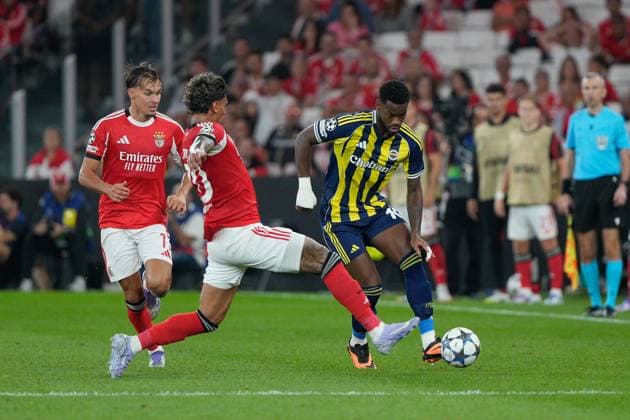 SL Benfica Vs Fenerbahce SK in Lisbon, Portugal Amar Dedic of SL Benfica (L), Richard Rios of SL Benfica (C) and Jhon Duran of Fenerbahce SK (R) seen in action during UEFA Champions League 2025 26 Play-offs 2nd leg between SL Benfica and Fenerbahce SK at Estadio da Luz. Final score SL Benfica 1 : 0 Fenerbahce SK Lisbon Portugal Copyright: xBrunoxdexCarvalhox xSOPAxImagesx FOTO-1513