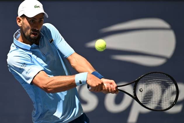 (250828) -- NEW YORK, Aug. 28, 2025 -- Novak Djokovic of Serbia returns a shot during the men s singles second round match against Zachary Svajda of the United States at the 2025 US Open tennis championships in New York, the United States, on Aug. 27, 2025. ) (SP)U.S.-NEW YORK-TENNIS-US OPEN-MEN S SINGLES LixRui 