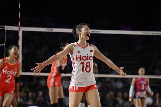(250828) -- CHIANG MAI, Aug. 28, 2025 -- Wang Mengjie (front) of China celebrates scoring during the Preliminary Phase Pool F match between China and the Dominican Republic at the Volleyball Women s World Championship, WM, Weltmeisterschaft in Chiang Mai, Thailand, Aug. 27, 2025. ) (SP)THAILAND-CHIANG MAI-VOLLEYBALL-WOMEN S WORLD CHAMPIONSHIP-CHINA VS THE DOMINICAN REPUBLIC SunxWeitong 