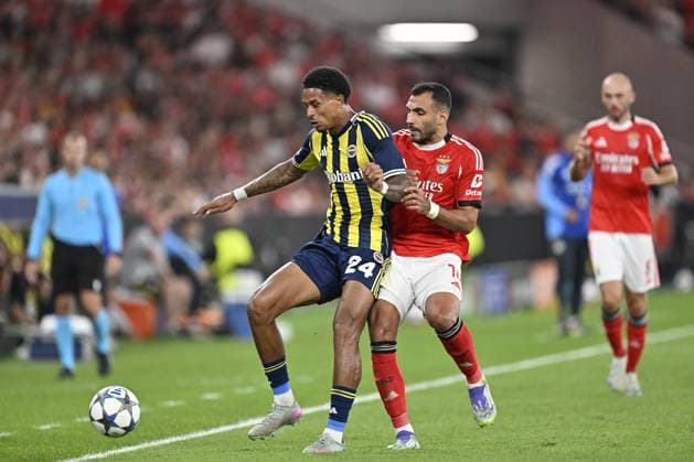 Benfica v Fenerbahce - UEFA Champions League Benfica v Fenerbahce - UEFA Champions League LISBON, PORTUGAL - AUGUST 27: Vangelis Pavlidis of Benfica in action against Jayden Oosterwolde of Fenerbahce during the UEFA Champions League play-off second leg match between Benfica and Fenerbahce at Estadio da Luz in Lisbon, Portugal, on August 27, 2025. Burak Akbulut Anadolu Lisbon Portugal. Editorial use only. Please get in touch for any other usage.  Copyright: x2025xAnadoluxBurakxAkbulutx Lisbon Portugal. Editorial use only. Please get in touch for any other usage.  Copyright: xIMAGO AnadoluxAgencyxIMAGO BurakxAkbulutx