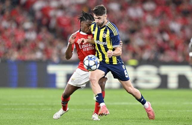 Benfica v Fenerbahce - UEFA Champions League Benfica v Fenerbahce - UEFA Champions League LISBON, PORTUGAL - AUGUST 27: Leandro Barreiro of Benfica in action against Ismail Yuksek of Fenerbahce during the UEFA Champions League play-off second leg match between Benfica and Fenerbahce at Estadio da Luz in Lisbon, Portugal, on August 27, 2025. Burak Akbulut Anadolu Lisbon Portugal. Editorial use only. Please get in touch for any other usage.  Copyright: x2025xAnadoluxBurakxAkbulutx Lisbon Portugal. Editorial use only. Please get in touch for any other usage.  Copyright: xIMAGO AnadoluxAgencyxIMAGO BurakxAkbulutx